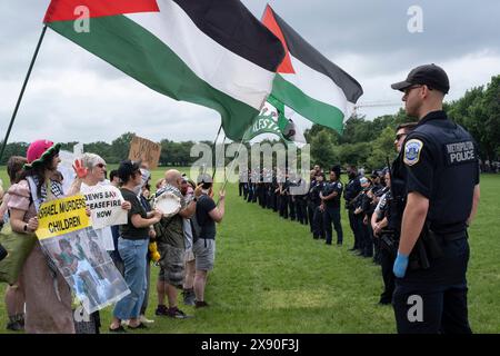 Washington, USA. Mai 2024. Dutzende pro-palästinensischer Demonstranten marschieren während der Memorial Day Parade und die Polizei stoppt sie am 27. Mai 2024 am Washington Monument in Washington DC. (Foto: Probal Rashid/SIPA USA) Credit: SIPA USA/Alamy Live News Stockfoto