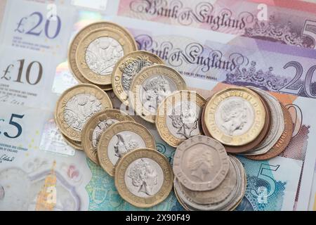 Sterling-Banknoten und -Münzen. Immer mehr Menschen verwenden jetzt Kredit- und Debitkarten, um Geld zu sparen. Kredit: Maureen McLean/Alamy Stockfoto