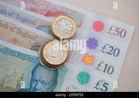 Sterling-Banknoten und -Münzen. Immer mehr Menschen verwenden jetzt Kredit- und Debitkarten, um Geld zu sparen. Kredit: Maureen McLean/Alamy Stockfoto