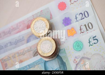 Sterling-Banknoten und -Münzen. Immer mehr Menschen verwenden jetzt Kredit- und Debitkarten, um Geld zu sparen. Kredit: Maureen McLean/Alamy Stockfoto