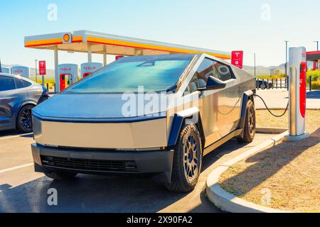 White Hills, Arizona – 14. April 2024: Tesla Cybertruck aus Metall steht kühn an einer Tesla Supercharger Station Stockfoto