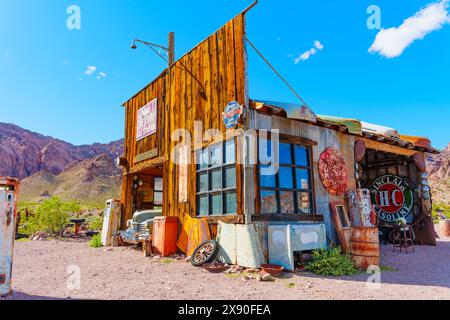 Nelson, Nevada - 15. April 2024: Ein alter Oldtimer in einer verwitterten Holzwerkstatt in Nelson Ghost Town Stockfoto