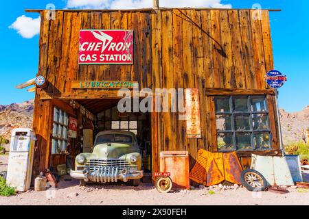 Nelson, Nevada - 15. April 2024: Verwittertes klassisches Fahrzeug in der alten Holzgarage in Nelson Ghost Town Stockfoto