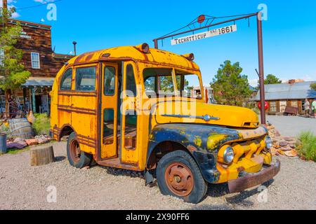 Nelson, Nevada - 15. April 2024: Nahaufnahme eines klassischen gelben Schulbusses von Ford in einem Zustand der Verwüstung mit sichtbarem Rost und Missis Stockfoto