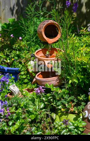 Kleines solarbetriebenes Wasser in einem städtischen Garten Stockfoto