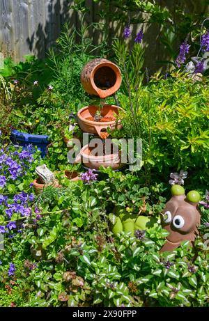 Kleines solarbetriebenes Wasser in einem städtischen Garten Stockfoto