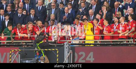 25. Mai 2024: Manchester City gegen Manchester United gegen FA Cup Finale – Wembley. Manchester United feiert den Sieg im Finale des FA Cups 2024. Bild : Mark Pain / Alamy Live News Stockfoto