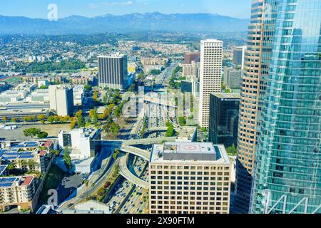 Los Angeles, Kalifornien - 12. April 2024: Kreuzung 6th Street und Harbor Freeway in Downtown Los Angeles Stockfoto