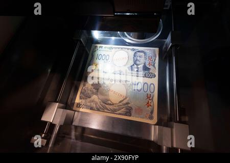 Neue japanische 1000-Yen-Banknote im Währungsmuseum des Instituts für Währungs- und Wirtschaftsstudien der Bank of Japan. Die neuen Banknoten werden ab dem 3. Juli 2024 in Umlauf sein. Es ist die erste Neugestaltung seit 20 Jahren. Der Mann auf der Banknote ist Kitasato Shibasabur?, ein Pionier-Mikrobiologe, der die Serumtherapie für Tetanus entwickelte, nachdem es gelungen war, die weltweit erste reine Kultur der Bakterien zu züchten. Er gründete das Institut für Infektionskrankheiten und das Kitasato Institute. Kitasato widmete sich der Ausbildung zukünftiger Ärzte und Forscher. (Ph Stockfoto