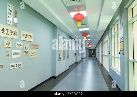 Abu Dhabi. Mai 2024. Dieses Foto zeigt eine Ansicht der Hamdan bin Zayed School in Abu Dhabi, Vereinigte Arabische Emirate, 27. Mai 2024. ZU „Feature: VAE Students Exchange Letters with Chinese President Xi Jinping“ Credit: Xinhua/Alamy Live News Stockfoto