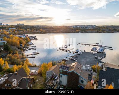 Luftaufnahme von Yellowknife Bay und Altstadt im Herbst. Yellowknife, Great Slave Lake, Nordwest Territories, Kanada. Stockfoto