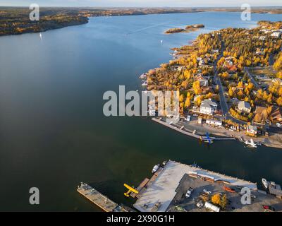 Luftaufnahme von Yellowknife Bay und Altstadt im Herbst. Yellowknife, Great Slave Lake, Nordwest Territories, Kanada. Stockfoto