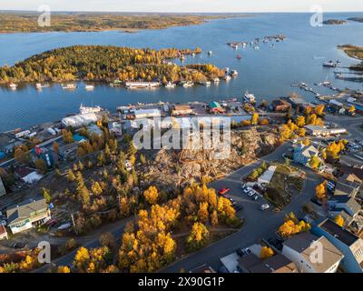 Luftaufnahme von Yellowknife Bay und Altstadt im Herbst. Yellowknife, Great Slave Lake, Nordwest Territories, Kanada. Stockfoto