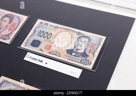 Neue japanische 1000-Yen-Banknote im Währungsmuseum des Instituts für Währungs- und Wirtschaftsstudien der Bank of Japan. Die neuen Banknoten werden ab dem 3. Juli 2024 in Umlauf sein. Es ist die erste Neugestaltung seit 20 Jahren. Der Mann auf der Banknote ist Kitasato Shibasabur?, ein Pionier-Mikrobiologe, der die Serumtherapie für Tetanus entwickelte, nachdem es gelungen war, die weltweit erste reine Kultur der Bakterien zu züchten. Er gründete das Institut für Infektionskrankheiten und das Kitasato Institute. Kitasato widmete sich der Ausbildung zukünftiger Ärzte und Forscher. (Ph Stockfoto