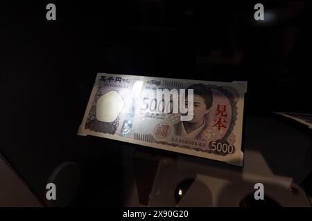 Neue japanische 5000-Yen-Banknote im Währungsmuseum des Instituts für Währungs- und Wirtschaftsstudien der Bank of Japan. Die neuen Banknoten werden ab dem 3. Juli 2024 in Umlauf sein. Es ist die erste Neugestaltung seit 20 Jahren. Die Frau auf der Banknote ist Tsuda Umeko, eine Pionierin in der Hochschulbildung für Frauen. Sie gründete eine der ersten privaten Frauenhochschulen in Japan, Joshi Eigaku juku (heute Tsuda University). (Foto: Stanislav Kogiku / SOPA Images/SIPA USA) Stockfoto