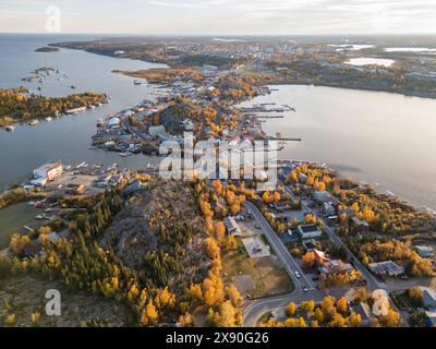 Luftaufnahme von Yellowknife Bay und Altstadt im Herbst. Yellowknife, Great Slave Lake, Nordwest Territories, Kanada. Stockfoto