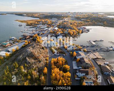 Luftaufnahme von Yellowknife Bay und Altstadt im Herbst. Yellowknife, Great Slave Lake, Nordwest Territories, Kanada. Stockfoto