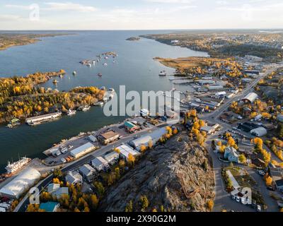 Luftaufnahme von Yellowknife Bay und Altstadt im Herbst. Yellowknife, Great Slave Lake, Nordwest Territories, Kanada. Stockfoto