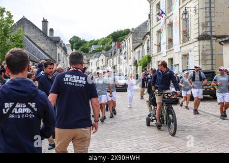 Montsoreau, Frankreich. Mai 2024. Die olympische Flamme durchquert Maine et Loire. Passage der Olympischen Flamme von Paris 2024 auf einem traditionellen Loire-Boot, dann im Dorf Montsoreau, Frankreich, am 28. Mai 2024. Foto von Pascal Avenet/ABACAPRESS. COM Credit: Abaca Press/Alamy Live News Stockfoto