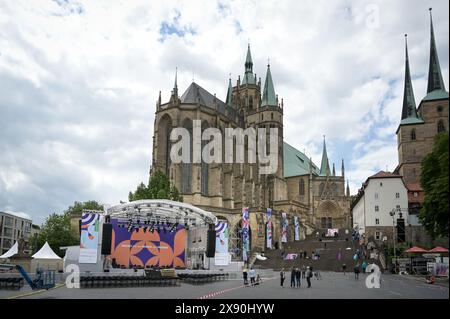 Erfurt, Deutschland. Mai 2024. Eine große Bühne steht am Fuße des Erfurter Doms. Die Bauarbeiten zum Katholischen Tag in der Erfurter Innenstadt sind in vollem Gange. Quelle: Heiko Rebsch/dpa/Alamy Live News Stockfoto