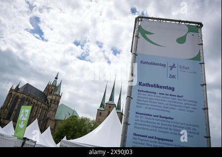 Erfurt, Deutschland. Mai 2024. Auf dem Domplatz steht eine große Informationssäule. Die Bauarbeiten für den Katholikentag in der Erfurter Innenstadt sind in vollem Gange. Quelle: Heiko Rebsch/dpa/Alamy Live News Stockfoto