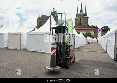 Erfurt, Deutschland. Mai 2024. Eine Sperrsäule wird mit einem Gabelstapler durch die Zeltstadt auf dem Domplatz transportiert. Die Aufbauarbeiten für den Katholikentag in der Erfurter Innenstadt sind in vollem Gange. Quelle: Heiko Rebsch/dpa/Alamy Live News Stockfoto