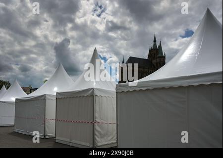 Erfurt, Deutschland. Mai 2024. Die Türme der Kathedrale ragen zwischen den Dächern einer Zeltstadt auf dem Domplatz hervor. Die Bauarbeiten zum Katholischen Tag in der Erfurter Innenstadt sind in vollem Gange. Quelle: Heiko Rebsch/dpa/Alamy Live News Stockfoto