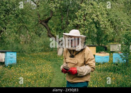 Männlicher Imker in einem Anzug im Bienenhaus. Hochwertige Fotos Stockfoto