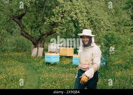 Männlicher Imker in einem Anzug im Bienenhaus. Hochwertige Fotos Stockfoto