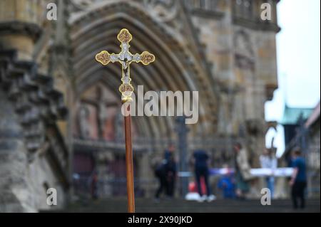 Erfurt, Deutschland. Mai 2024. Vor dem Erfurter Dom steht ein Jesuskreuz auf einem Pfosten. Die Bauarbeiten zum Katholischen Tag in der Erfurter Innenstadt sind in vollem Gange. Quelle: Heiko Rebsch/dpa/Alamy Live News Stockfoto