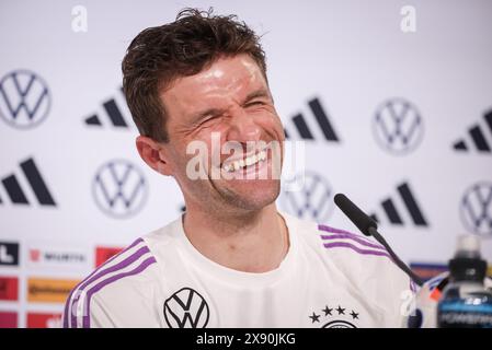 Blankenhain, Deutschland. Mai 2024. Fußball: Nationalmannschaft, Vorbereitung auf die Heimeuropameisterschaft, Pressekonferenz auf Schloss Blankenhain. Thomas Müller lacht auf der Pressekonferenz. Quelle: Christian Charisius/dpa/Alamy Live News Stockfoto