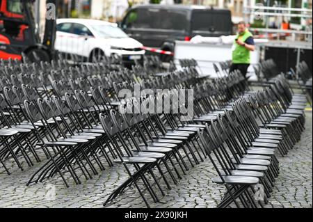 Erfurt, Deutschland. Mai 2024. Vor der großen Bühne auf dem Domplatz stehen Stühle. Die Aufbauarbeiten für den Katholikentag in der Erfurter Innenstadt sind in vollem Gange. Quelle: Heiko Rebsch/dpa/Alamy Live News Stockfoto