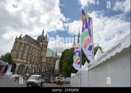 Erfurt, Deutschland. Mai 2024. Vor dem Erfurter Dom stehen ein Zelt des Bistums Limburg und eine Fluchtwegfahne. Die Aufbauarbeiten für den Katholikentag in der Erfurter Innenstadt sind in vollem Gange. Quelle: Heiko Rebsch/dpa/Alamy Live News Stockfoto