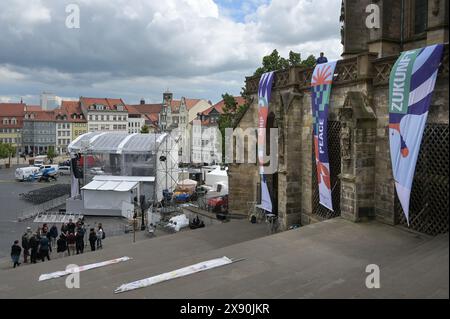 Erfurt, Deutschland. Mai 2024. Die große Bühne steht am Ende der Kathedraltreppe. Die Bauarbeiten für den Katholikentag in der Erfurter Innenstadt sind in vollem Gange. Quelle: Heiko Rebsch/dpa/Alamy Live News Stockfoto