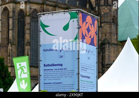 Erfurt, Deutschland. Mai 2024. Auf dem Domplatz steht eine große Informationssäule. Die Bauarbeiten für den Katholikentag in der Erfurter Innenstadt sind in vollem Gange. Quelle: Heiko Rebsch/dpa/Alamy Live News Stockfoto