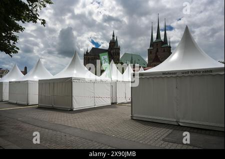 Erfurt, Deutschland. Mai 2024. Die Türme der Kathedrale ragen zwischen den Dächern einer Zeltstadt auf dem Domplatz hervor. Die Bauarbeiten zum Katholischen Tag in der Erfurter Innenstadt sind in vollem Gange. Quelle: Heiko Rebsch/dpa/Alamy Live News Stockfoto