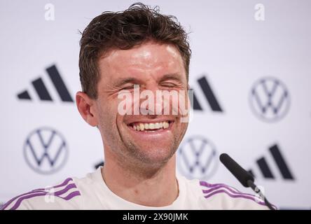 Blankenhain, Deutschland. Mai 2024. Fußball: Nationalmannschaft, Vorbereitung auf die Heimeuropameisterschaft, Pressekonferenz auf Schloss Blankenhain. Thomas Müller lacht auf der Pressekonferenz. Quelle: Christian Charisius/dpa/Alamy Live News Stockfoto