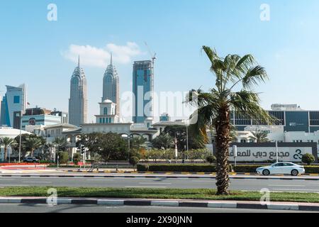 Dubai, VAE - 6. Januar 2024: Ein Blick auf Dubais expandierende Skyline mit ikonischen Doppeltürmen, die die Mischung aus traditionellem und modernem Archi der Stadt zeigt Stockfoto