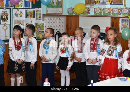 Das Dorf Schewchenkowo. Kiew. Ukraine. 01. 09. 2023. Die Erstklässler standen in einer Reihe im Klassenzimmer. Stockfoto