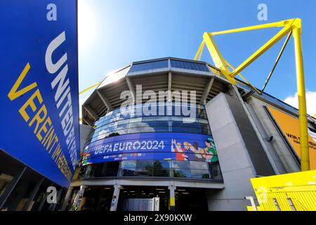 Das Signal Iduna Park Stadion (Westfalenstadion) in Dortmund ist einer der Austragungsorte der EURO2024 Fußball-Europameisterschaft. Heimstadion des Bundesliga-Vereins BVB 09 Borussia Dortmund, 28. Mai 2024 --- das Stadion Signal Iduna Park in Dortmund ist eine der Austragungsorte während der Fußball-Europameisterschaft EURO2024. Heimstadion des Bundesligavereins BVB 09 Borussia Dortmund, 28.5.2024 Stockfoto