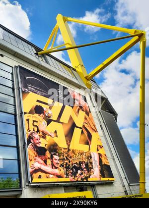 Die Ausstellung im Signal Iduna Park Stadion (Westfalenstadion) in Dortmund zeigt das Campions League Finale des BVB Borussia Dortmund (gegen Real Madrid) am 1. Juli 2024 im Wembley Stadium in London. --- Anzeige am Stadion Signal Iduna Park in Dortmund weist auf das Campions League Finale des BVB Borussia Dortmund (gegen Real Madrid) am 1.7.2024 im Wembley-Stadion in London hin. Stockfoto