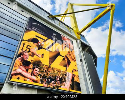 Die Ausstellung im Signal Iduna Park Stadion (Westfalenstadion) in Dortmund zeigt das Campions League Finale des BVB Borussia Dortmund (gegen Real Madrid) am 1. Juli 2024 im Wembley Stadium in London. --- Anzeige am Stadion Signal Iduna Park in Dortmund weist auf das Campions League Finale des BVB Borussia Dortmund (gegen Real Madrid) am 1.7.2024 im Wembley-Stadion in London hin. Stockfoto