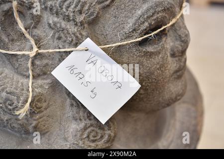 Berlin, Deutschland. Mai 2024. Objekte aus dem Pergamonmuseum stehen zur Entfernung bereit. Das Berliner Pergamonmuseum, eines der meistbesuchten Museen in Deutschland, ist für Jahre geschlossen. Während Touristen Alternativen für ihren Besuch auf der Museumsinsel finden müssen, die zum UNESCO-Weltkulturerbe gehört, machen tonnenschwere Kunstwerke Platz für die Baustelle im riesigen Pergamonmuseum. Quelle: Paul Zinken/dpa/Alamy Live News Stockfoto