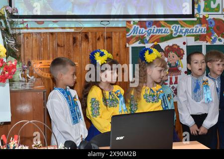 Das Dorf Schewchenkowo. Kiew. Ukraine. 09.01.2023. Erstklässler lesen zum ersten Mal in der Schule Gedichte. Stockfoto