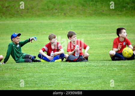 Das Dorf Schewchenkowo. Kiew. Ukraine. 05.17.2023. Fußballspieler in Reserve ruhen sich am Rande des Fußballfeldes aus. Stockfoto