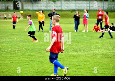 Das Dorf Schewchenkowo. Kiew. Ukraine. 17.05.2023. Ein Fußballspieler in einem roten T-Shirt geht auf dem Fußballfeld entlang. Stockfoto