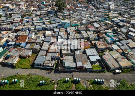 Luftaufnahme von informellen Hütten und gebauten Häusern in Site C, Khayelitsha. Stockfoto