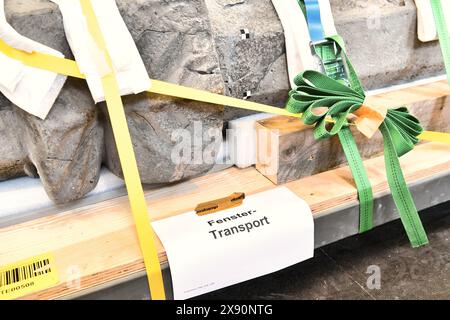 Berlin, Deutschland. Mai 2024. Objekte aus dem Pergamonmuseum stehen zur Entfernung bereit. Das Berliner Pergamonmuseum, eines der meistbesuchten Museen in Deutschland, ist für Jahre geschlossen. Während Touristen Alternativen für ihren Besuch auf der Museumsinsel finden müssen, die zum UNESCO-Weltkulturerbe gehört, machen tonnenschwere Kunstwerke Platz für die Baustelle im riesigen Pergamonmuseum. Quelle: Paul Zinken/dpa/Alamy Live News Stockfoto