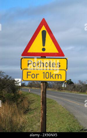 3. September 2004, Südafrika, Eastern Cape – Straßenschilder, die die Fahrer auf den Verfall der Straßen hinweisen. Foto: Eric Miller / african.Pictures Stockfoto