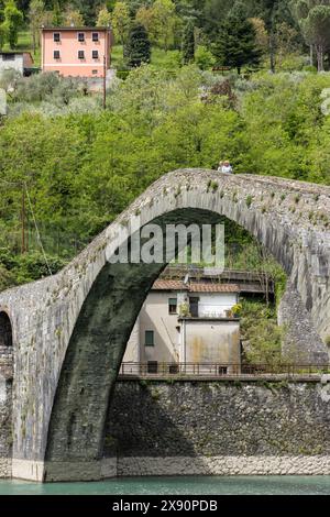 Die berühmte Teufelsbrücke - auch bekannt als Magdalenbrücke oder Ponte della Maddalena - in der Provinz Lucca in der Toskana, Italien über den Fluss Serchio. Stockfoto